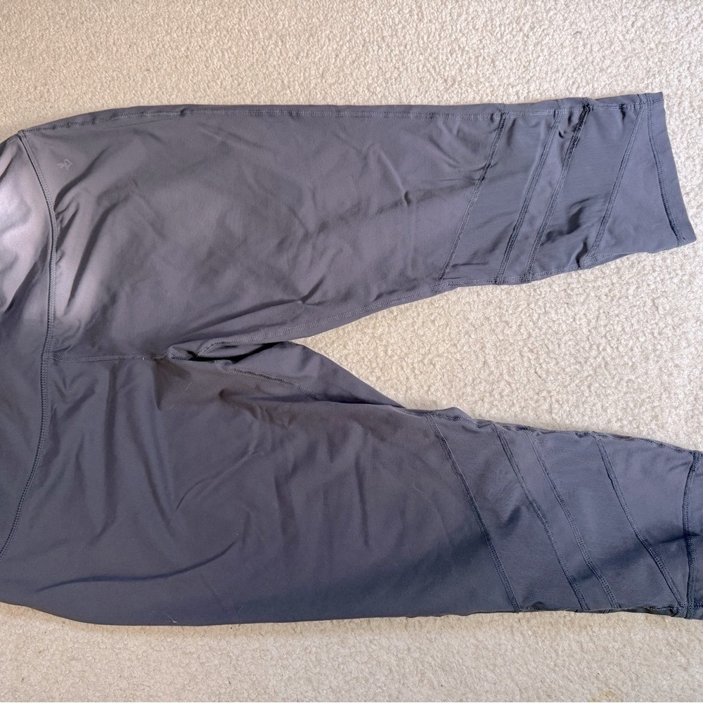 Woman’s Black Athletic crop leggings
